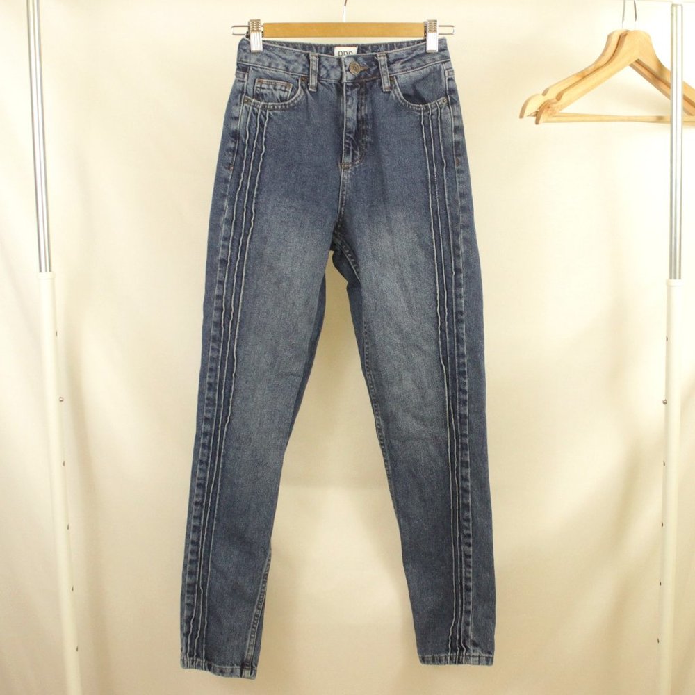 BDG Urban Outfitters Mom Jeans Size W24 L32